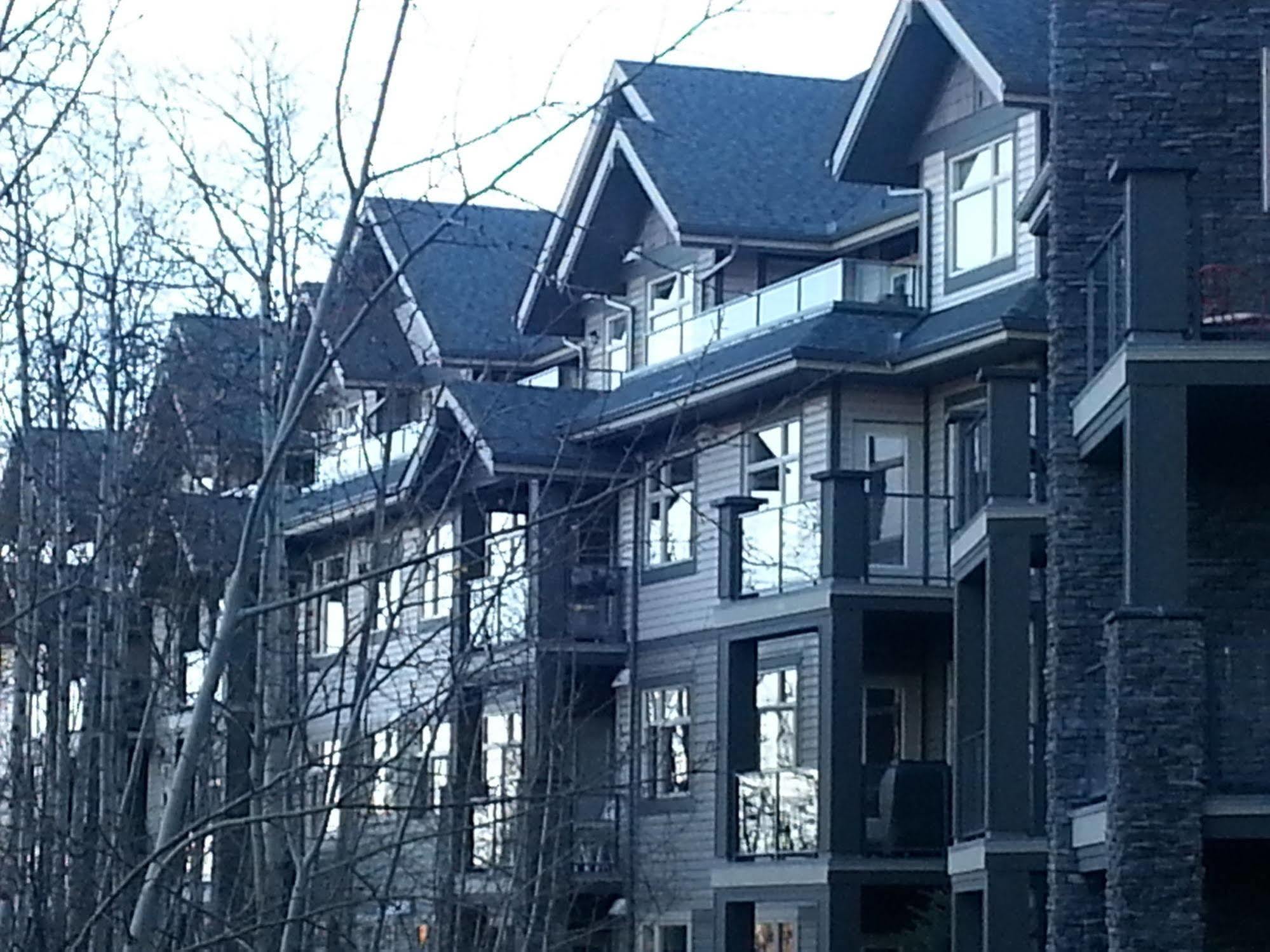 Pinnacle Inn & Suites Aspen YYC Exterior foto